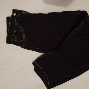 Svarta jeans med vit söm🌸 - 🌸