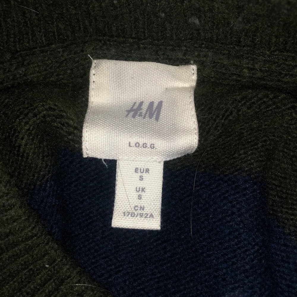 En virkad tröja från h&m. Aldrig använd. Storlek S. Original pris 350. Köpt för 2 månader sen.. Hoodies.