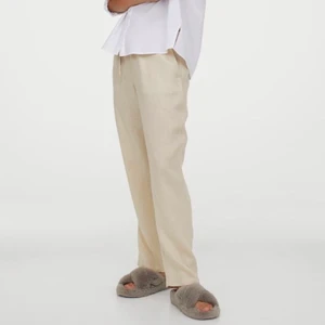 Hm linnebyxor strl M - Säljer beiga dessa fina populära linnebyxor från hm. Säljer pga att de var för stora för mig i midjan. Därav är dom aldrig använda. Passar på någon som vanligtvis har 36/38 beroende på hur man vill att de ska sitta. Frakt tillkommer🥰