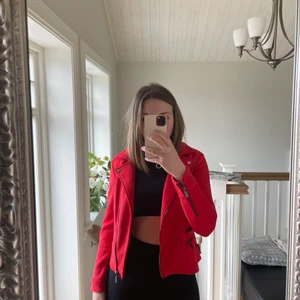 Only jacka - Fejk mockajacka, nästan aldrig använd är alltså som i nästan nyskick!! Den är i en snygg röd färg, jackan är figursydd så sitter snyggt!!