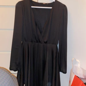 Klänning från Bikbok  - Säljer min svarta satin klänning från Bikbok! 
