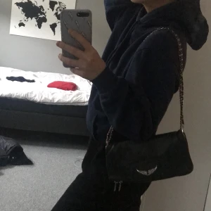 Blå Hoodie från H&M  - En skit snygg och skön hoodie från H&M herravdelning, marinblå färg (kolla 3dje bilden), använd några få gånger men är som ny!! 