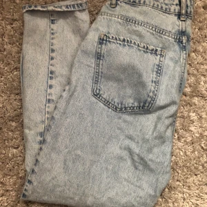 Mom jeans ginatricot  - Fint skick i strl 36 dock ett hål men stör inte användningen o kan lätt lagas🤍