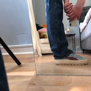 Svin långa mörkblå jeans ifrån weekday i modellen rowe! Jag är 180, och de är perfekt längd på mig! Mycket fint skick och säljer pga lite användning! Skriv för fler bilder eller ifall du undrar över något annat!😚😚😚😚😚😚😚