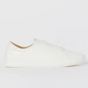 Vita sneakers  - Säljer dessa vita sneakers från HM med ormskinn imitation. Använda en gång så i fint skick, fler bilder finns längre på min sida. Nypris 249kr 💕
