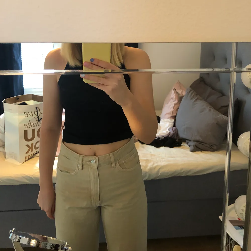 Snygga o klassiska beiga jeans, tyvärr är den för korta för mig(1,71). Farkut & Housut.