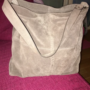 Äkta mockaväska - Fin äkta mockaväska inköpt på Lindex: 799kr! Bra shoppingbag för den rymmer mycket.