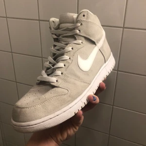 Nike Dunk High Suede Off White  - Nike dunk high från 2018 i mycket bra skick. Endast använd fåtal gånger. Säljer då de ej passar. Kan fraktas eller mötas upp i Stockholm. Skriv om du har frågor eller vill ha fler bilder. 
