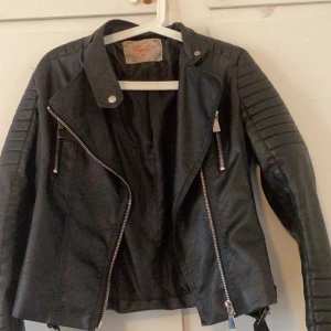 Chiquelle skinnjacka - Säljer min chiquelle skinnjacka . Inget fel på den och har endast använt den en sommar. Jackan är liten i storlek så den är mer som en 38