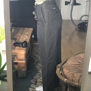 Chinos - Svarta chinos från Florentino i lite urtvättad färg🌼 Byxorna är i strl 40 men passar även som 38