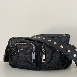 NuNoo väska  - Säljer nu min så fina äkta NuNoo väska eftersom den inte kommer till användning för mig längre. Den är i fint skick och passar till allt! Hör av er om ni är intresserade💖