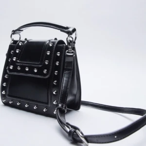 Zara väska - Svart väska från zara med nitar! Hör av dig vid intresse💕