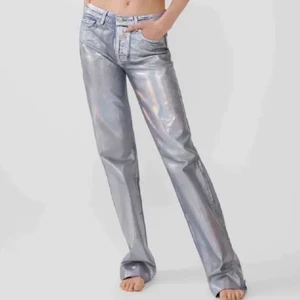 Silver jeans zara - Säljer dessa trendiga jeans från zara!!! I storlek 32 men klippta där nere! Bilderna är tagna från hon jag köpta de av!