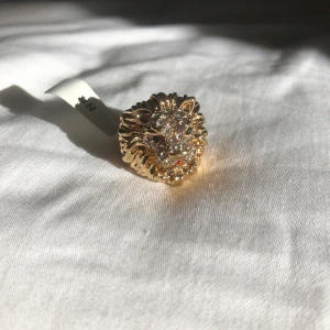 Lejon ring - Säljer denna otroligt balla ring ifrån Zend Details då den tyvärr är lite förstor för mig. Helt SLUTSÅLD & aldrig använd, lappen är kvar! Size:8 ((Högsta bud))