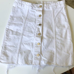 Jeanskjol - Supergulliga vit jeanskjol i storlek 36 från Gina, säljer då jag inte längre kan ha den. Pris kan diskuteras! ✨