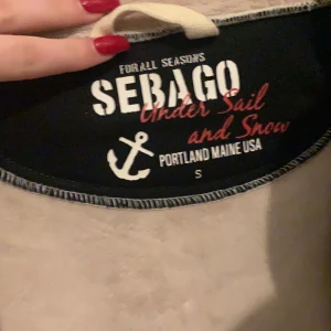 Sebago jacka/flis  - En flis/jacka från sebago i 36/S. Använd 1/2 gnr i stallet,aldrig tvättad. Prislappar osv sitter kvar 