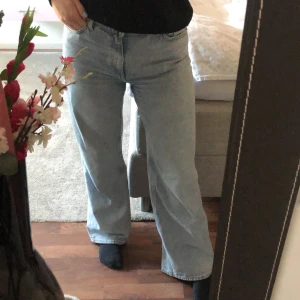 Jeans  - Ett par as snygga vida Jens från monki i storlek 30. Råkade köpa dom i fel storlek. Köparen står för frakten💗