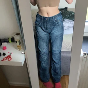 Denim 77 jeans - Säljer nu mina favvo jeans då det inte är min stil längre... dom är köpta här på Plick men det märks knappt dom är som nya igentligen. Skit balla detaljer, passas mig som är s men skulle även passa m. det är bara att skicka pm för mer info eller bilder ☺️ !!buda gärna i kommentarerna!!