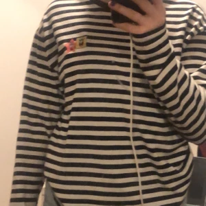 Randig tröja  - Denna randiga tröja med svampbob och Patric på från zara i storlek M men skulle säga ganska stor i storleken!! 140 inklusive frakt! 