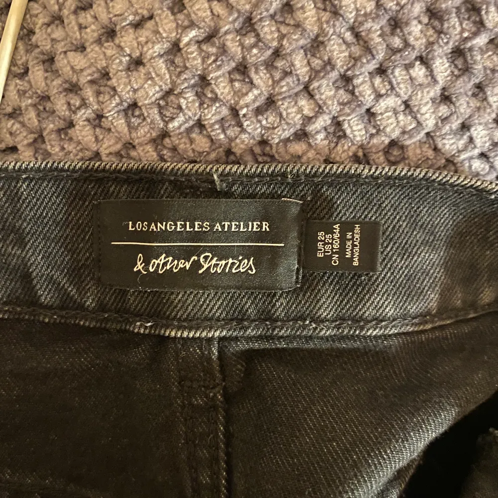 Svarta jeans från &Othet stores ❣️ jätte bra kvalité. storlek 25, säljer för 200kr + frakt. Jeans & Byxor.
