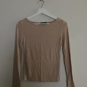 beige tröja från boohoo - endast använd 1 gång, färgen är mer som på den sista bilden🦋