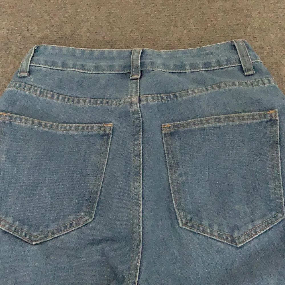Jättefina jeans som framhäver bra men blivit för korta, köpta för 260kr. Jeans & Byxor.