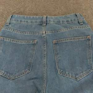 Jättefina jeans som framhäver bra men blivit för korta, köpta för 260kr