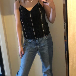 Linne med glitterdetaljer  - Säljer detta sammetslinne med glitterdetaljer från zara då det inte kommer till användning. Möts upp i Stockholm eller så står köparen för frakt💜