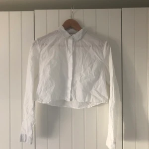 Skjorta croppad croptop divided - Skjorta som är croppad. Perfekt till höga byxor nu på våren. Mycket gott skick, men ej struken! 