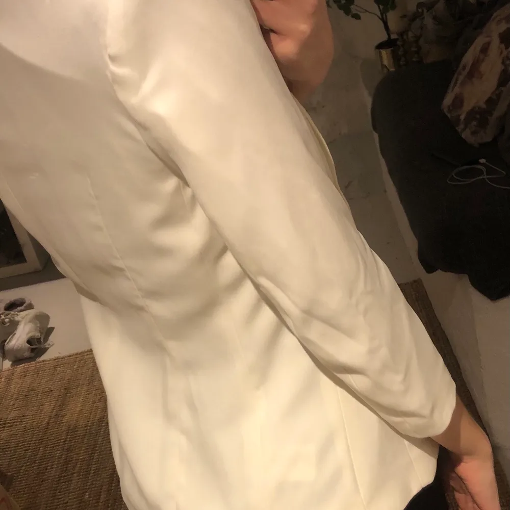 En vit blazer med lite kortare ärmar från hm. Längden på blazern är väldigt fin.. Kostymer.