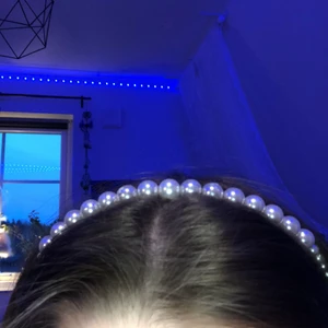 Diadem med vita pärlor  - Ett fint vit diadem nästa aldrig använt säljer på gund av att jag inte använder det🙂❤️ köparen står för frakten