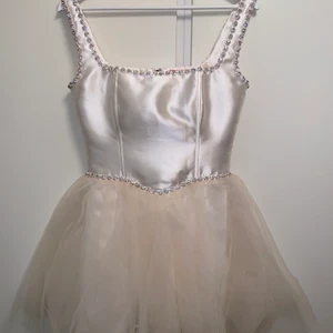 Vit klänning  - Otroligt fin klänning från Sugar Thrillz i storlek M, aldrig använd (prislapp och originalförpackning finns kvar). Säljer då den tyvärr är för liten i bysten på mig som har ganska stor byst. Brukar vanligtvis ha 36/38 i klänningar men eftersom det är en corsett topp blev det tight över brösten.(mittenbilden är lånad)   Nypris: 145$ 