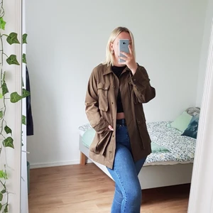 WAREHOUSE SHACKET - Tunn mjuk vårjacka från Warehouse. Mer militärgrön i verkligheten men ser mer brun ut på bild ~ ALDRIG använd så i utmärkt skick! Ger lite army vibes 