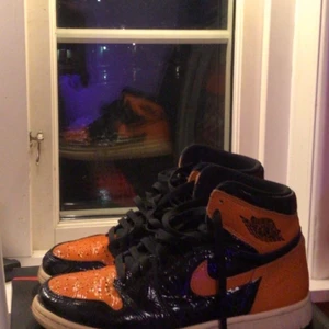 Air Jordans 1 Retro High - Intresse koll på helt nya Jordans Retro High, både kartong och kvitto medföljer. Säljer pågrund av att de är för små för mig.