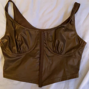 Topp - Aldrig använd men väldigt fin. Storlek M men passar mig som är S perfekt!