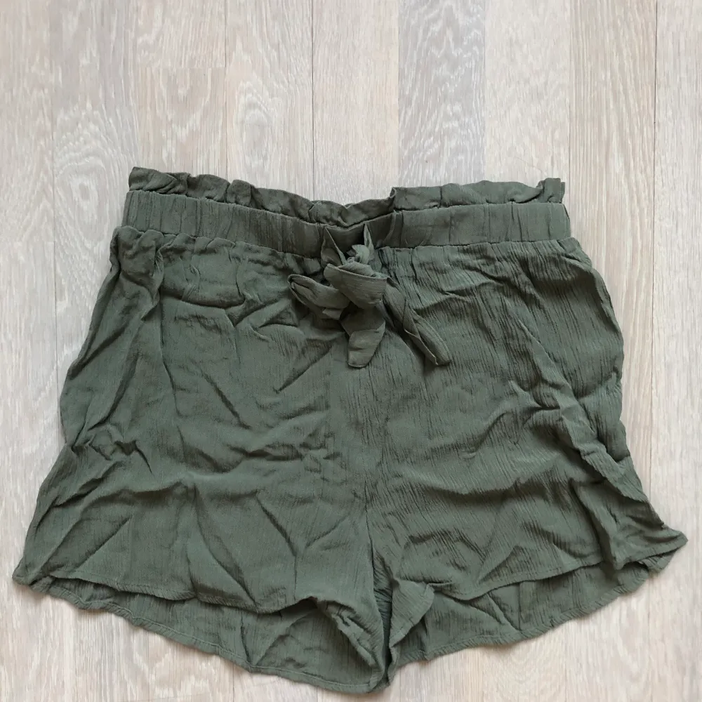 Nya oanvända olivgröna shorts med knyt i midjan, från H&M. Lapp sitter kvar (dock utan pris eftersom att de är köpta online). Storlek 40.. Shorts.