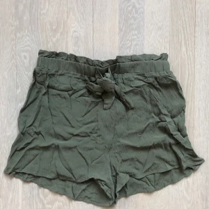 H&M - Shorts, strl. 40, NYA - Nya oanvända olivgröna shorts med knyt i midjan, från H&M. Lapp sitter kvar (dock utan pris eftersom att de är köpta online). Storlek 40.