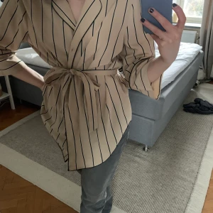 Kimonoblus från lindex - Jättefin kimonoblus från Lindex, men kan ha den både knäppt och oknäppt😘bara använd en gång