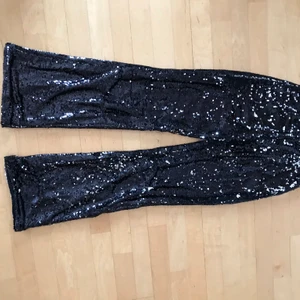 Nakd byxor  - Byxor från Nakd🥰 riktigt snygga party byxor säljer för att dom inte passar längre❤️ hittar tyvärr inte storleken på dom men skulle gissa på XS😅 passar inte byxorna så swishar jag tillbaka pengarna då jag inte vet storleken helt❤️ tappat lite paljetter precis mellan låren syns inte när du har dem på dig☺️ paljetterna trillar av när man går då låren rör vid varandra❤️
