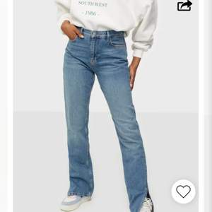 Säljer dessa jeansen från Nelly, endast använda en gång säljer då de är för stora för mig! Jeansen passar mer en 38 än 36. Köparen står för frakten