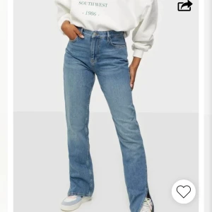 Jeans - Säljer dessa jeansen från Nelly, endast använda en gång säljer då de är för stora för mig! Jeansen passar mer en 38 än 36. Köparen står för frakten