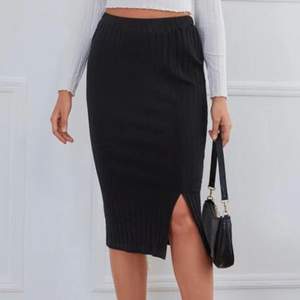 Säljer denna svarta kjol då jag inte tyckte den satt något bra på mig): Den ser ut exakt som på bilden & är inte genomskinlig alls😍 Priset är diskuterandet beroende på fraktens pris❤️