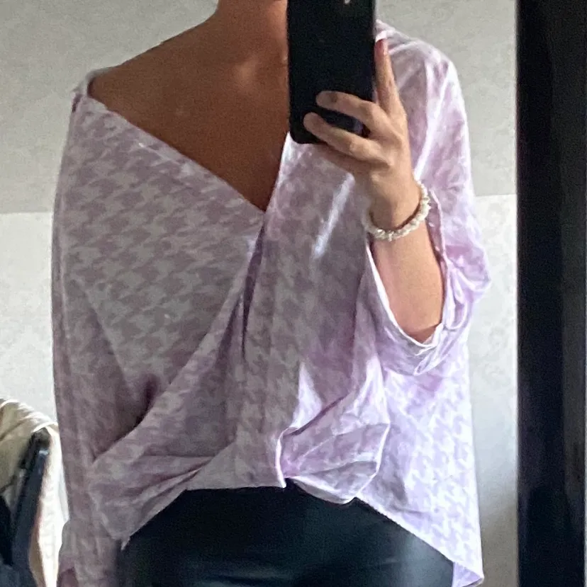 Helt ny skjorta från Zara. Jättefin men endast testad. Lappar kvar🖤 Storlek S med en oversized fit! Jag är 169cm! (Kan frakta ej spårbart för 40kr). Skjortor.