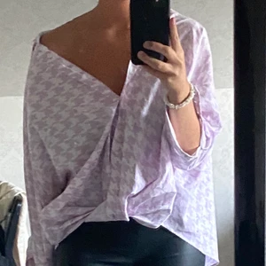 Oversized skjorta ZARA - Helt ny skjorta från Zara. Jättefin men endast testad. Lappar kvar🖤 Storlek S med en oversized fit! Jag är 169cm! (Kan frakta ej spårbart för 40kr)