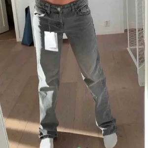Lågmidjade jeans - Säljer dessa snygga lågmidjade jeans som jag köpte hör på Plick men som tyvärr var för stora.  Helt oanvända. Den första bilden är lånad. Jag har oftast stl 38 i byxor och dessa skulle nog passa någon som har stl 40 eller 42. Högsta bud 390kr! Köp direkt för 500kr.