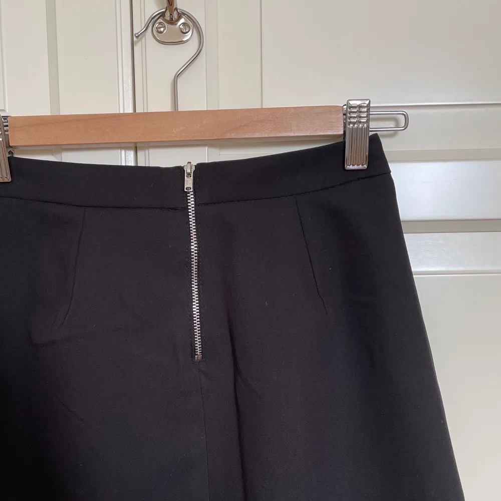 Svart kortare kjol i ”kostymbyxe-tyg” från asos i storlek 34. Säljer då den tyvärr är för liten. Köparen står för frakt.. Kjolar.