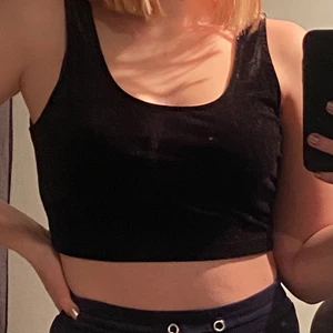 Kort linne (BikBok) - Svart linne från BikBok, köpt i somras.           Använd 3 gånger, i fint skick.                                             Storlek S                                                             Köparen står för frakten.                                      Hör av dig om du undrar över något💕