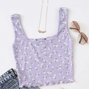 Söt SHEIN topp! - Super gullig ribbad lila topp med blommor på från SHEIN! Använd fåtal gånger men så bekväm och svalkande på sommarn eller snygg på vintern också men den snygg jacka till😍  passar nog bäst till S/M, hör av dig för fler bilder eller frågor!💖 Köparen står för fraken😊