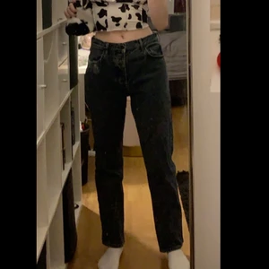 Vintage mom jeans  - Har bra passform men kan sitta lite stort i midjan! Jag står inte för frakt. 