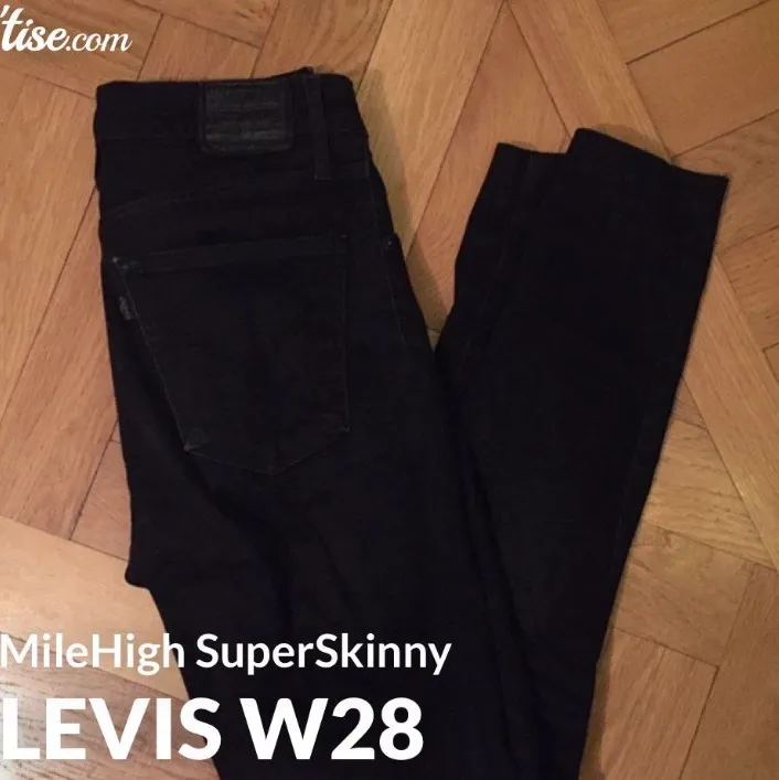 Levi’s W28 i modellen mile high super skinny. Använt skick, svart tvättad/urtvättad look (se bild2&3). Bild 1 är lånad produktbild att visa modellen). Klippta och uppsydda (för hand) så de passar mig som är 165 cm.. Jeans & Byxor.